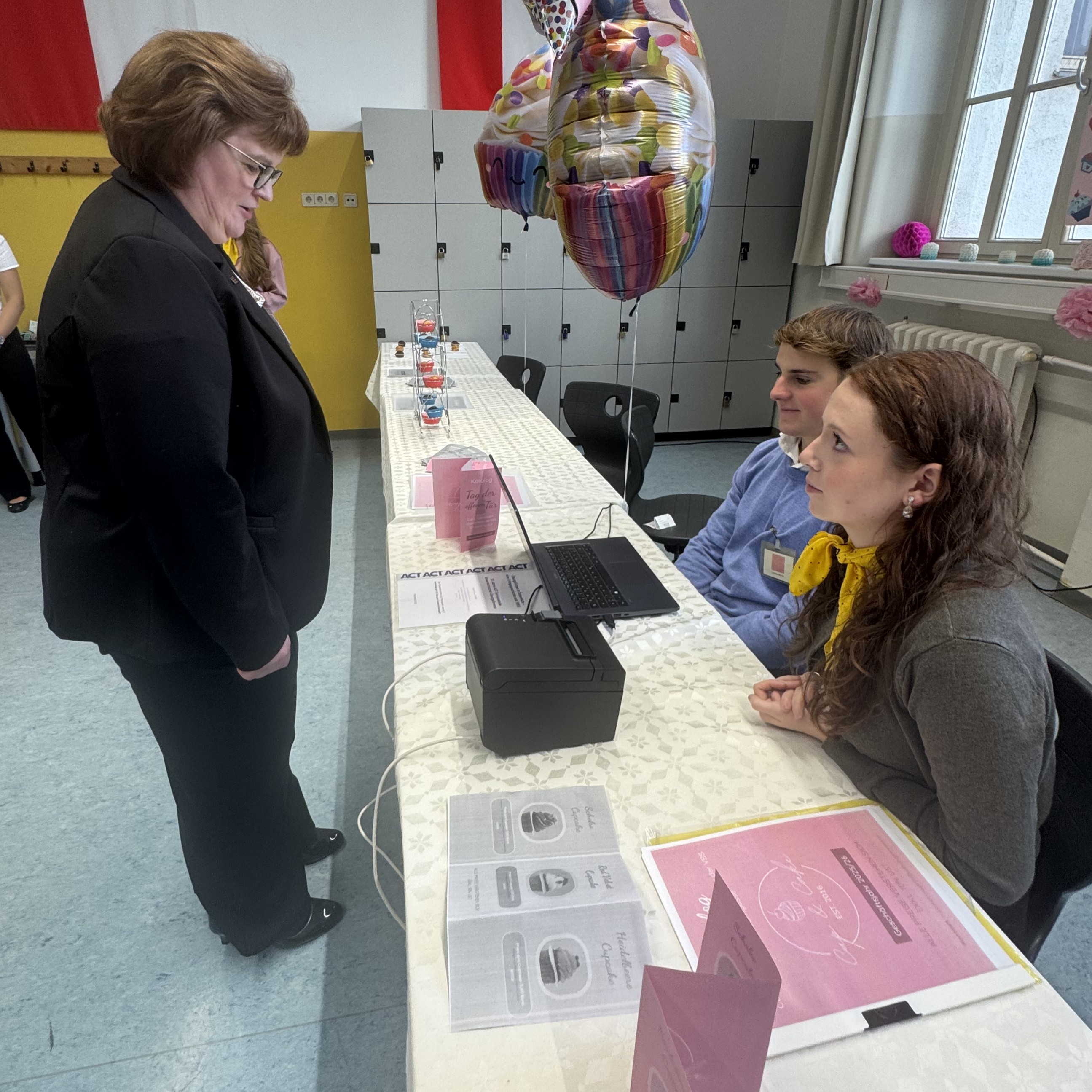 Unser Verkaufteam mit der Frau Direktor Grubner